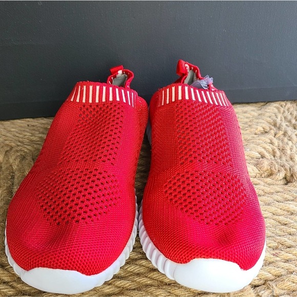 NWOT| BRAND UNKNOWN | SLIP ON SNEAKER - Picture 3 of 9